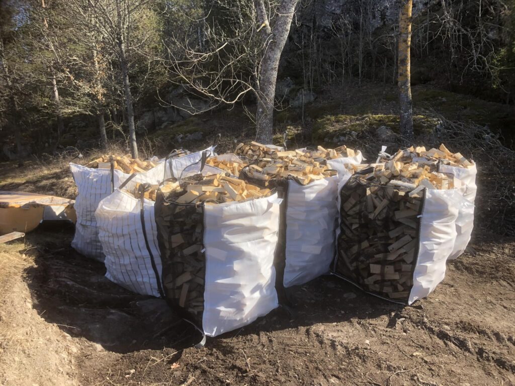 Hur mycket ved går det åt på en vinter? Vedsäckar för leverans